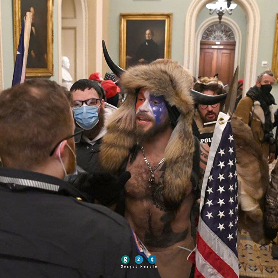 ABD'de Trump destekçileri polis barikatını aşarak Kongre binasına girdi