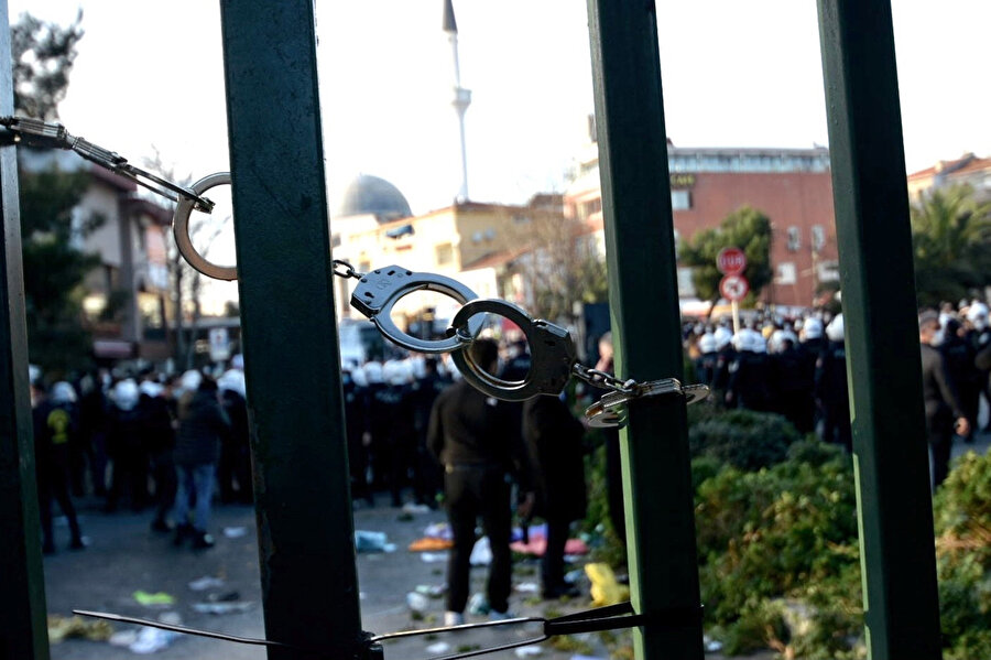 Boğaziçi Üniversitesi'nin kapısına takılan kelepçe