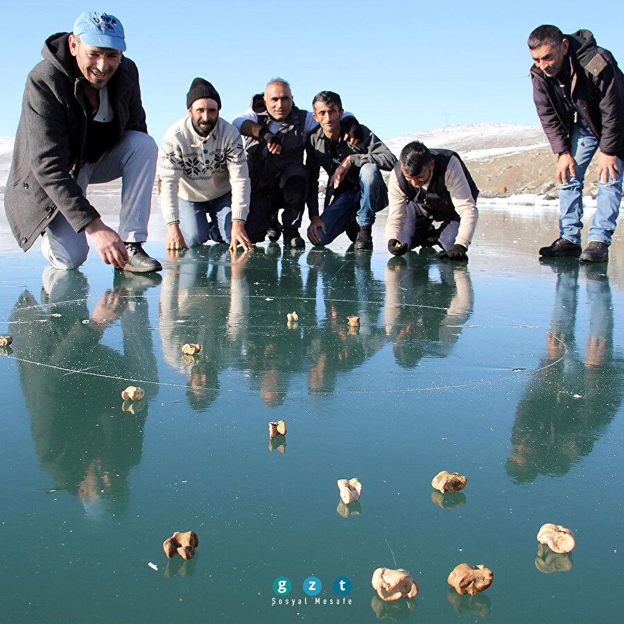 Yüzeyi buz tutan Çıldır Gölü'nde 'aşık' oynadılar
