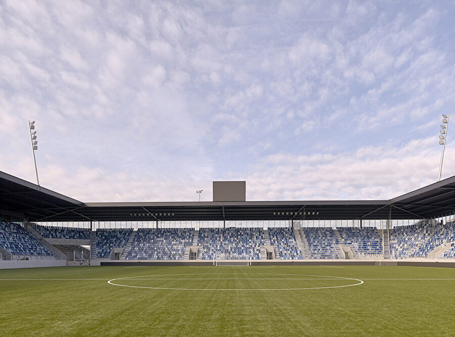 Stadyumu, FC Lausanne-Sport kullanıyor.