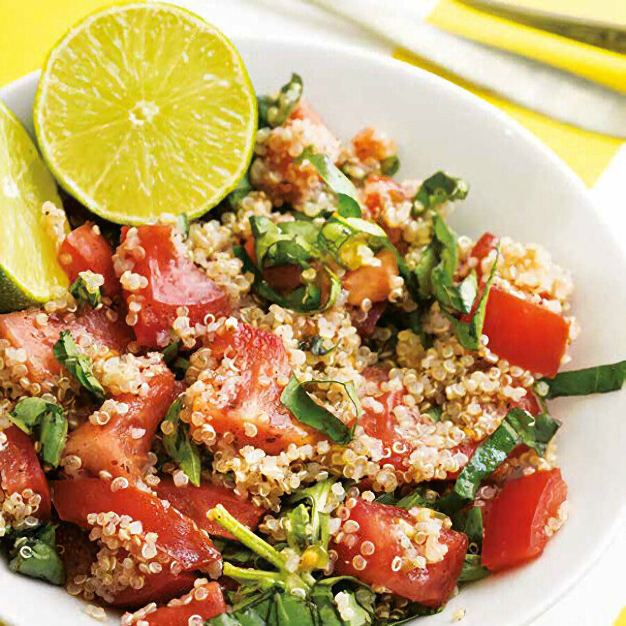 Fesleğenli Kinoalı Domates Salatası