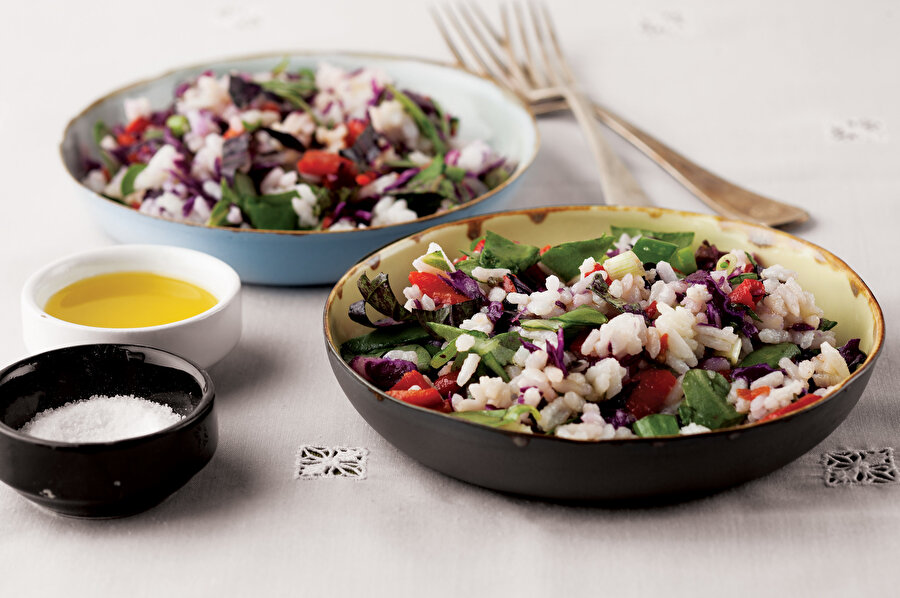 Taze Yeşillikli Pirinç Salatası