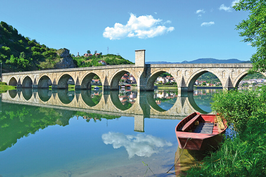 1961 yılında Nobel Edebiyat Ödülü’nü kazanan İvo Andriç’e ait Drina Köprüsü isimli romanı birçoğumuz okumuşuzdur. Bu köprünün asıl adını biliyor muydunuz? Sokullu Mehmed Paşa Köprüsü