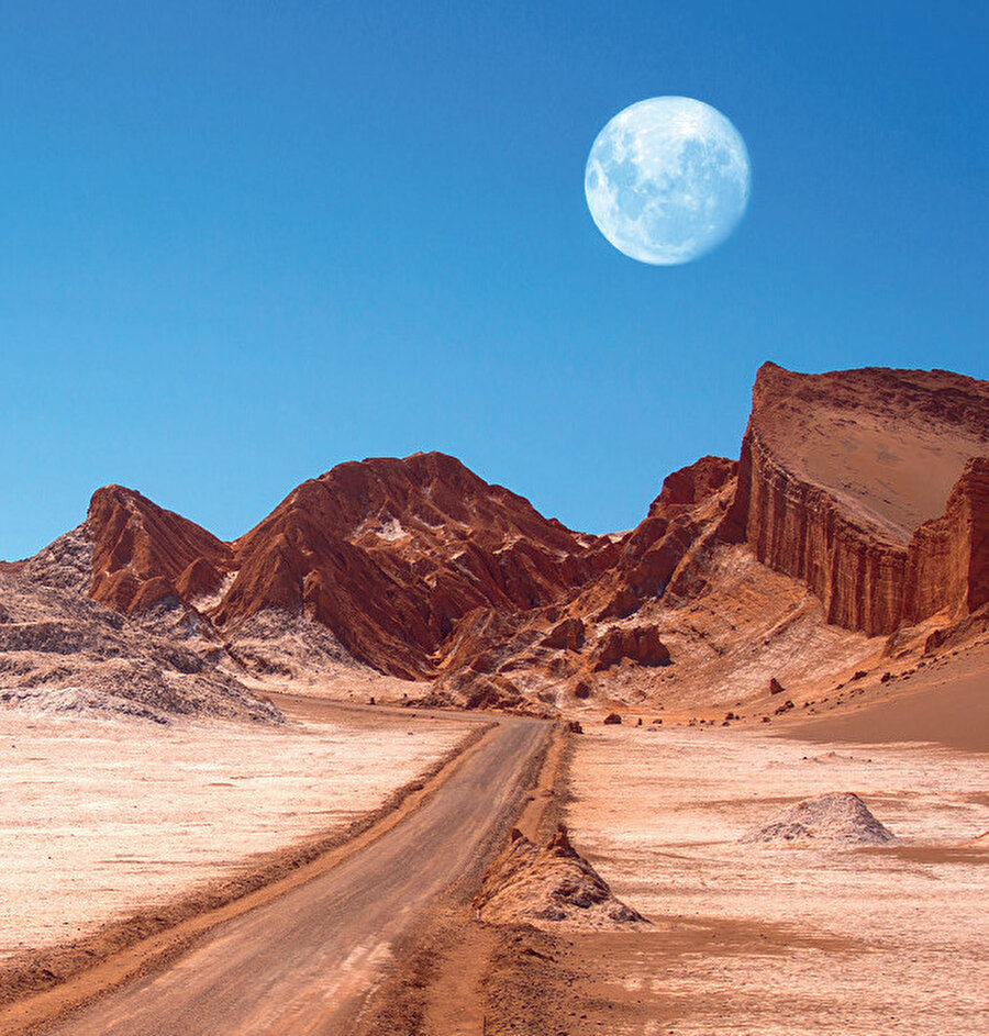 Atacama Çölü, Şili'nin kuzeyinde bulunan dünyanın en kurak sıcak çölüdür.