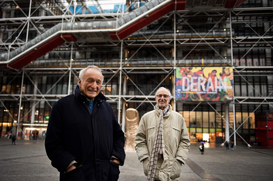 Pompidou önünde Richard Rogers (solda) ve Renzo Piano (sağda).