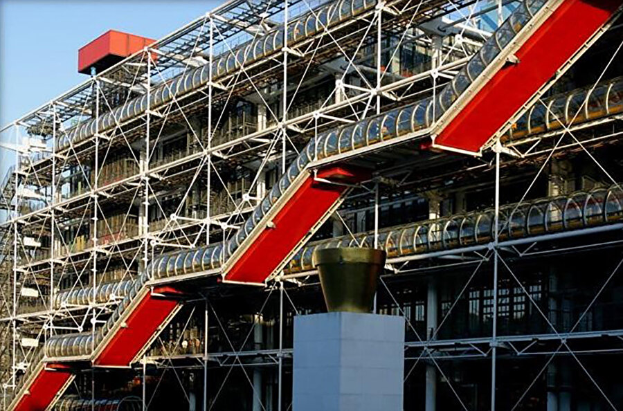 Pompidou’da strüktürel yapı, yapının mimari karakterini oluşturan en önemli unsurlarından biri.
