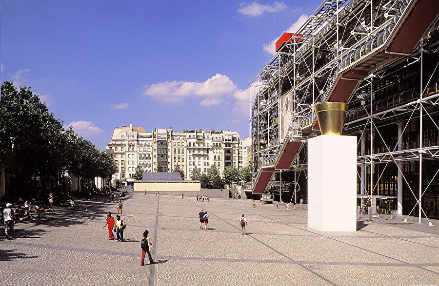Alexander Calder'ın Horizontal isimli, 7.5 metre uzunluğundaki heykeli ise 2012'den beri, Pompidou'nun önünde duruyor.