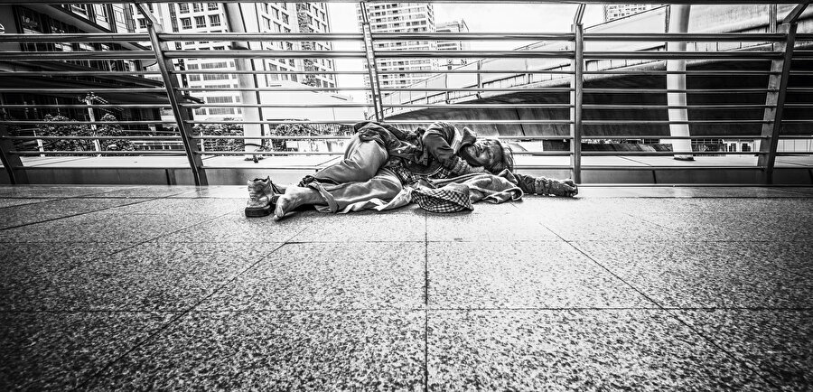 Evsizler sanayileşmenin, küreselleşmenin alternatif maliyeti. Evrensellik iddiasındaki bir medeniyetin başarısızlığının en açık delili. Bu medeniyetin gerçek bir barbarlık olduğunu haykıran Allah’ın garipleri onlar. Toplu bir intihar girişimini andırıyor hâlleri ve her intihar gibi insanlığa dönük büyük bir suçlamayı barındırıyor. Çözüme giden yol elbette ki kısa değil ve tek tek hepimizi doğrudan ilgilendiriyor.