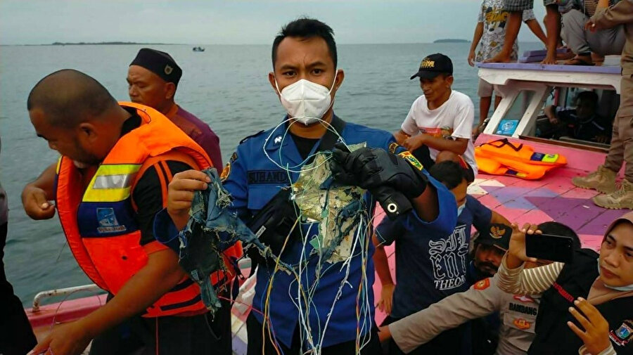 Endonezya’da düşen yolcu uçağına ait parçalar kriz merkezine getirildi.