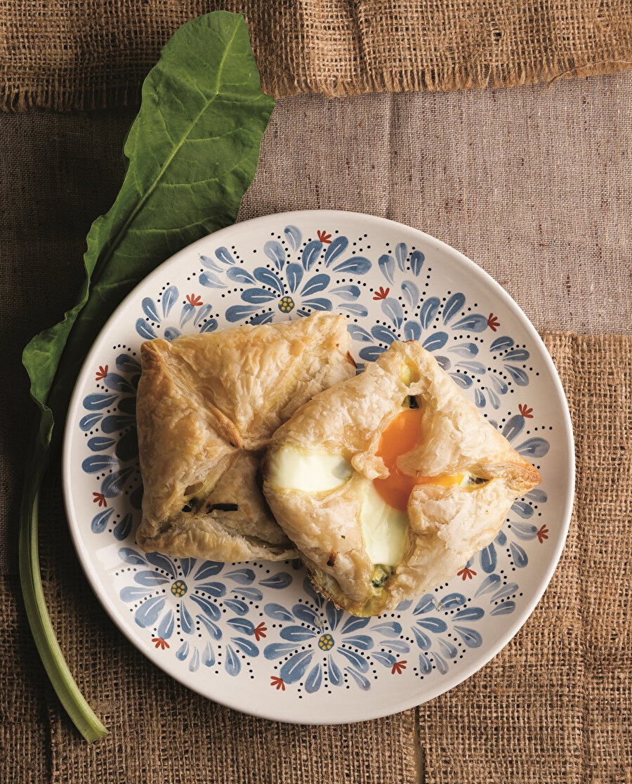 Pazılı Yumurtalı Milföy Pide