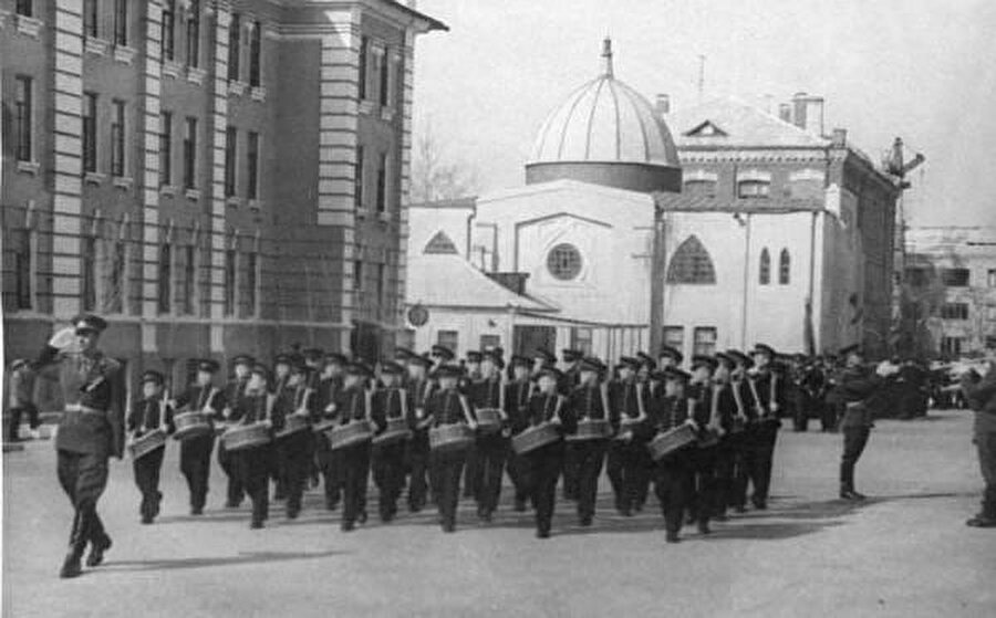 Zafer Bayramı kutlamaları provası, Mayıs 1965. Cami artık kamusallaştırılmış ve kapatılmış, hilaller kaldırılmış, minare yıkılmış.