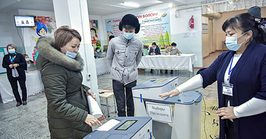 Yerel saatte 08.00'de açılan 2 bin 474 sandıkta oy kullanılmaya başladı.