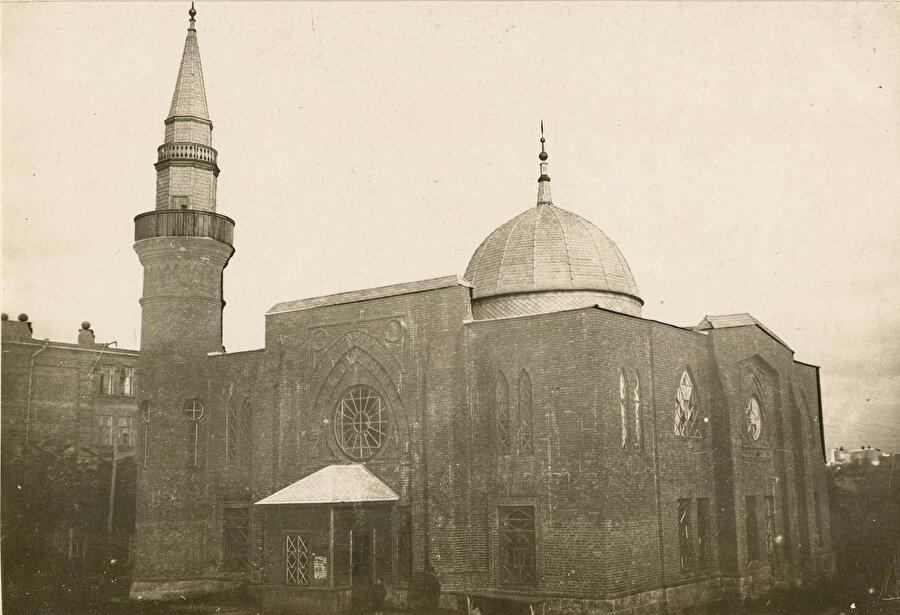 Rostov Müslümanlarının savunduğu caminin inşasının temeli 1905 yılında konulmuştur, 1918'de ise tamamlanmıştır.
