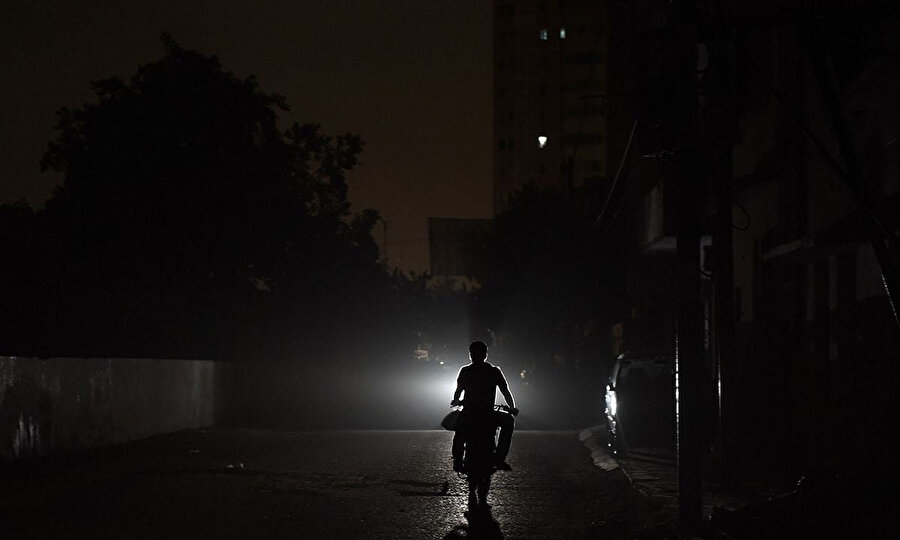 Yaşanan elektrik kesintisinde, Pakistan'ın yüzde 80'i karanlığa gömüldü