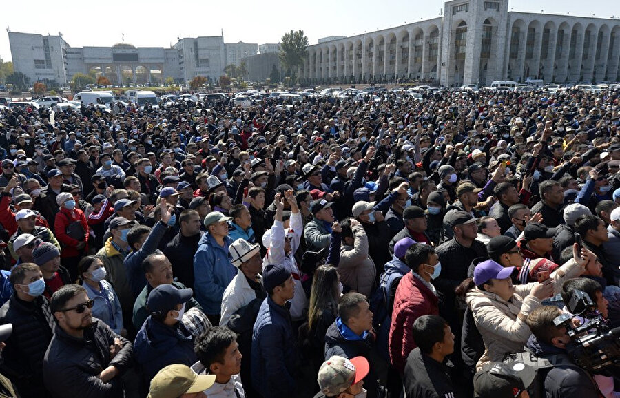 Başkent Bişkek’te bir araya gelen protestocular.