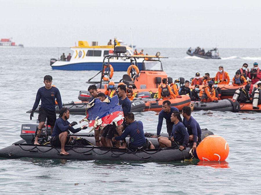 Uçağın karakutusu denizden çıkarıldı