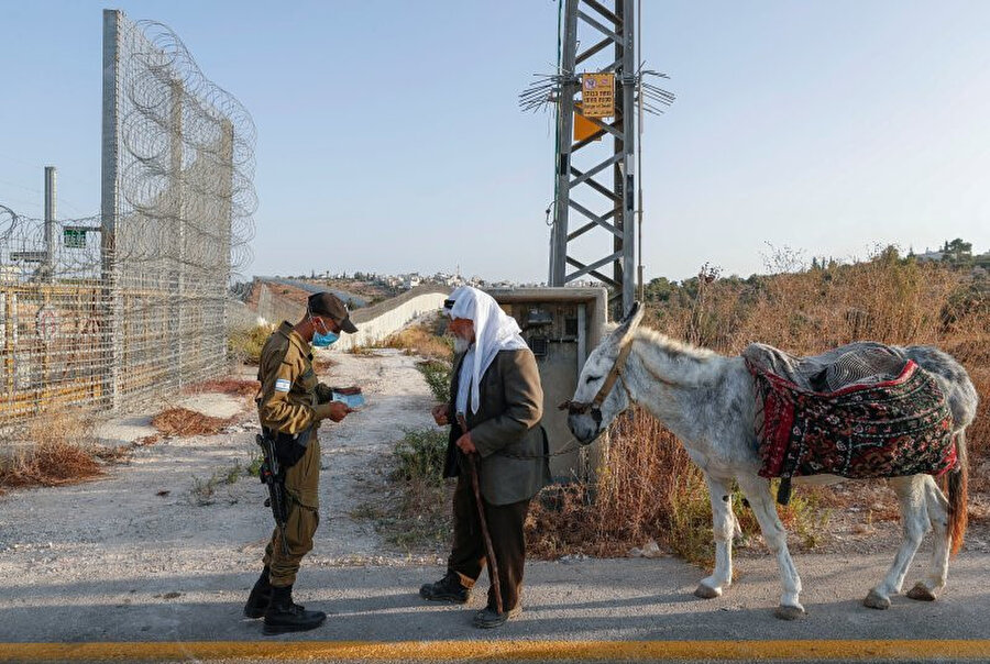 İsrail kontrol noktasında durdurulan Filistinli yaşlı adam.