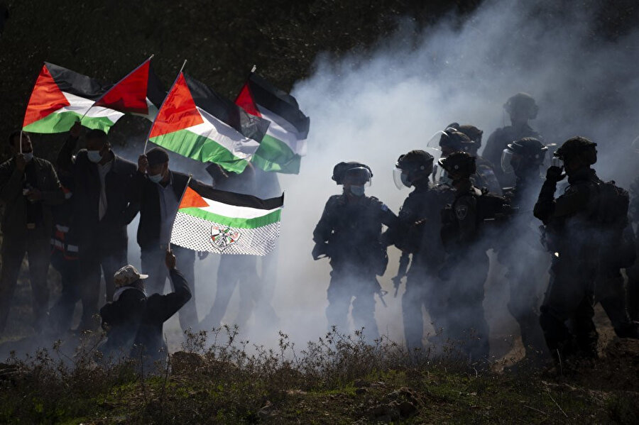 Yasa dışı Yahudi yerleşim birimlerini protesto eden Filistinliler.