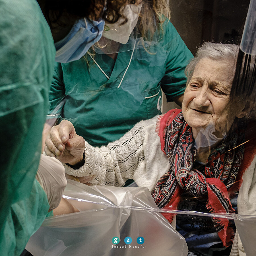 İtalya'da bakımevinde koronavirüse karşı 'sarılma odası' kuruldu