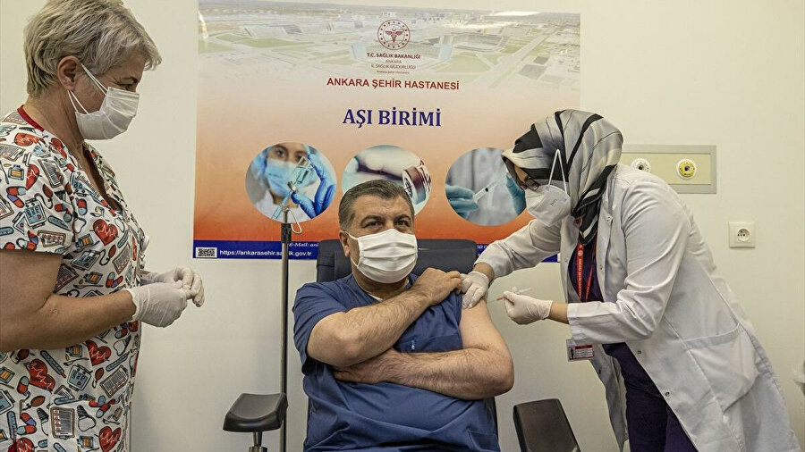Koronavirüs aşısını ilk vurulan kişi Sağlık Bakanı Koca oldu