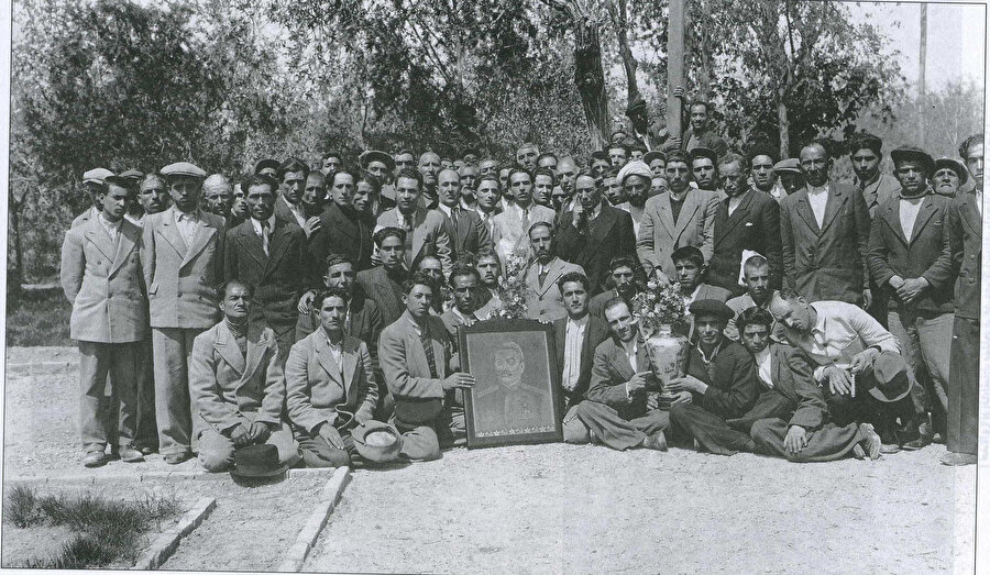 Azerbaycan Halk hükümeti taraftarları, Stalin portresiyle.