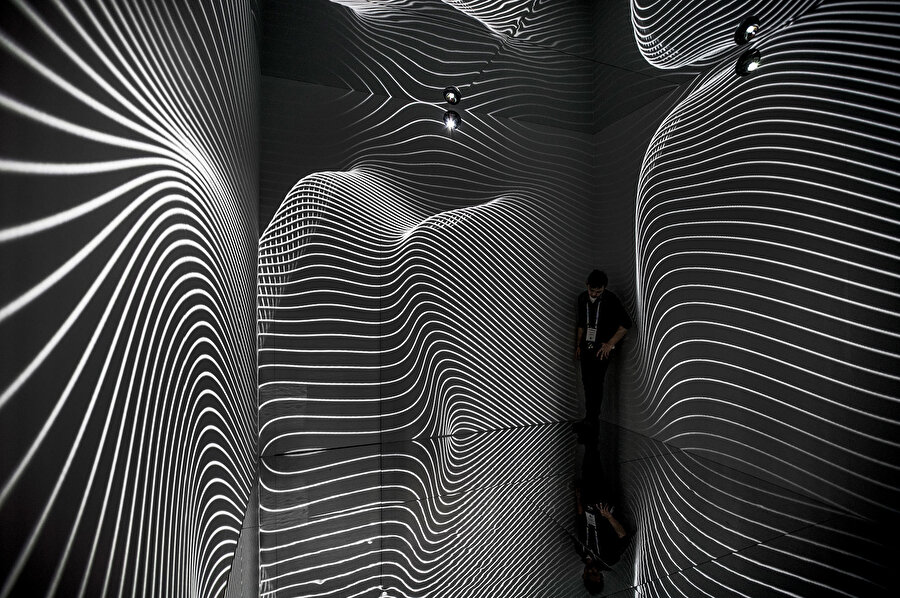 Infinity Room (Sonsuzluk Odası) Zorlu Performans Sanatları Merkezi, İstanbul, 2015.