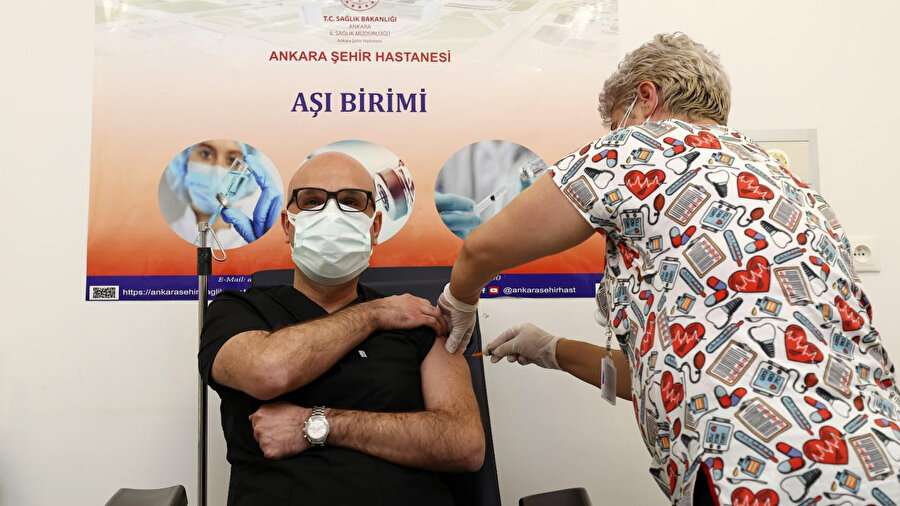 Bilim Kurulu üyesi Doç. Dr. Afşin Emre Kayıpmaz, koronavirüs aşısını olurken
