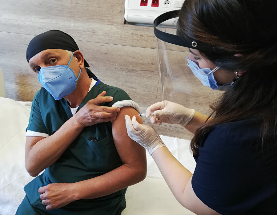 Antalya, Muğla, Burdur ve Isparta'da, COVID-9 ile mücadele kapsamında kullanılan CoronaVac aşısının sağlık çalışanlarına uygulanmasına devam ediliyor.