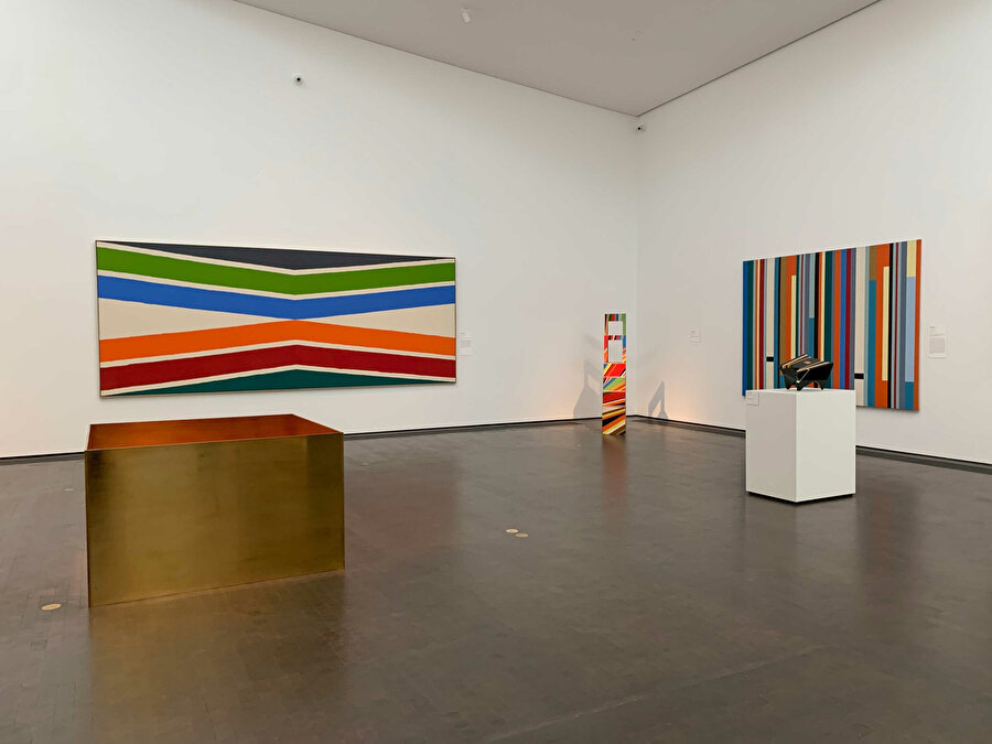 Müzenin ilk tematik sergilerinden biri olan Color into Light (Işığa Renk).