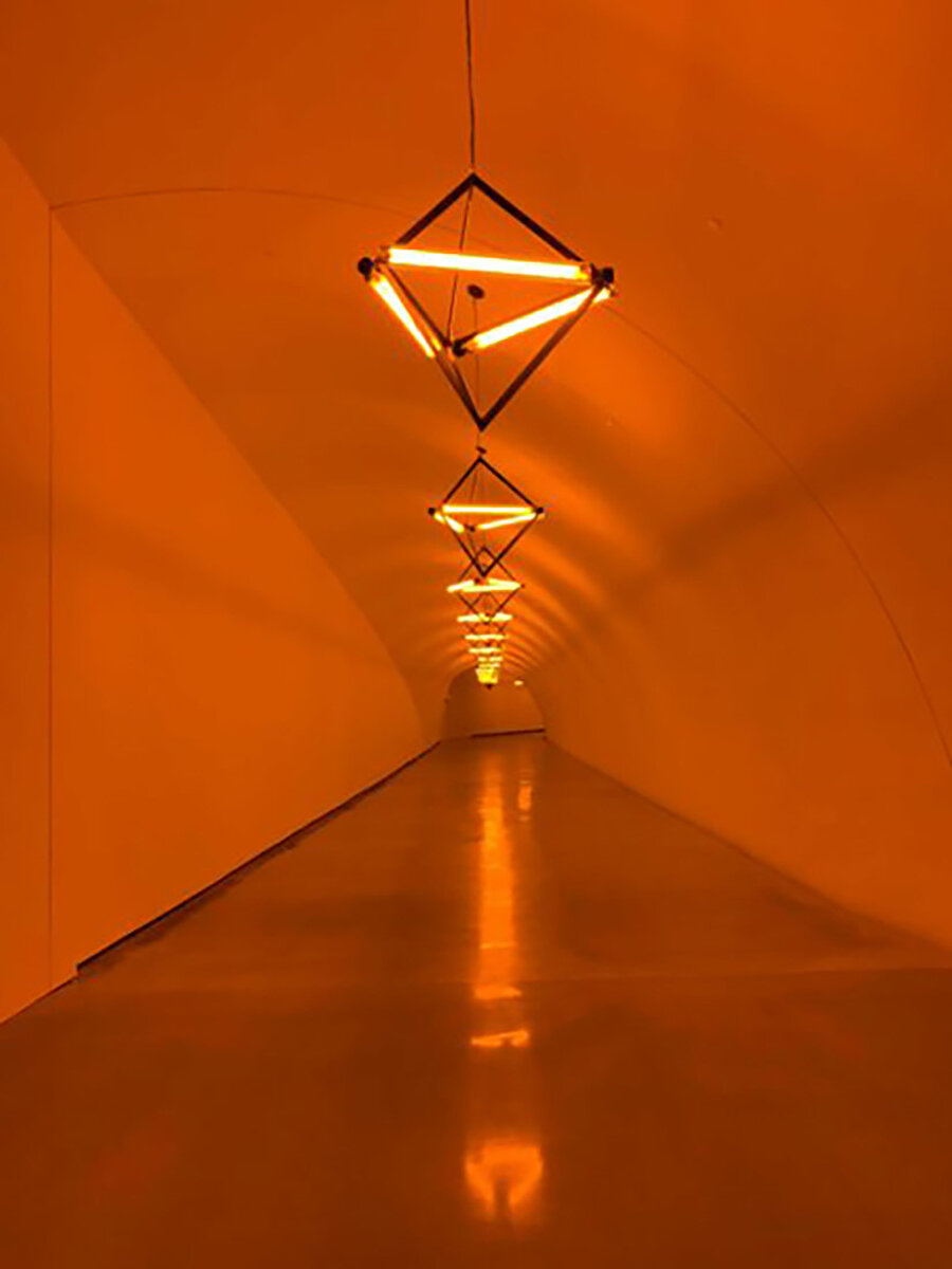 Olafur Eliasson'un tasarladığı bir ışık çalışması, Kinder Binası ile Glassell Sanat Okulu Binası'nı birbirine bağlıyan koridiorda yer alıyor. 