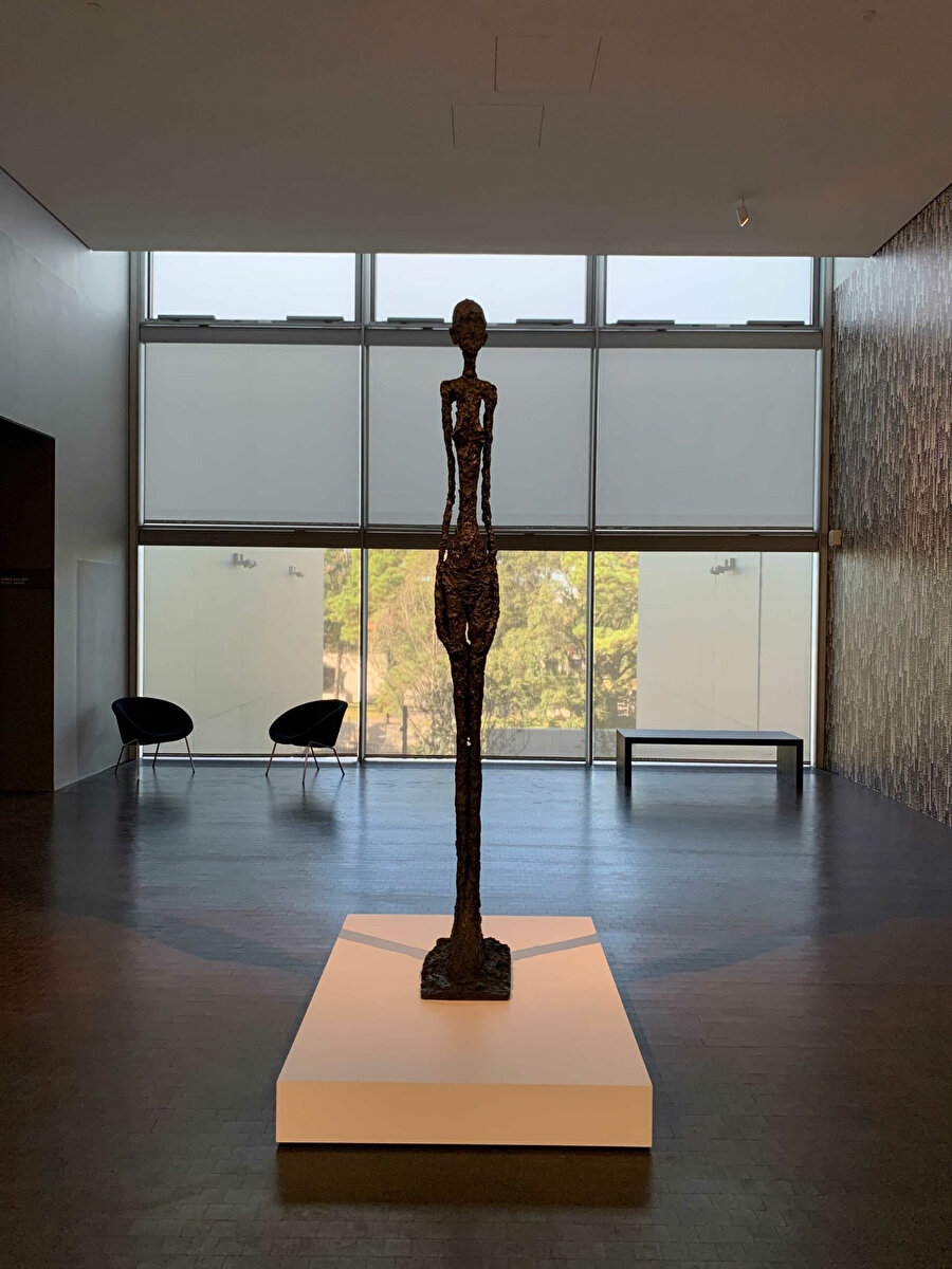 Alberto Giacometti'nin, binanın ikinci kat koridorunda sergiilediği bir heykel
