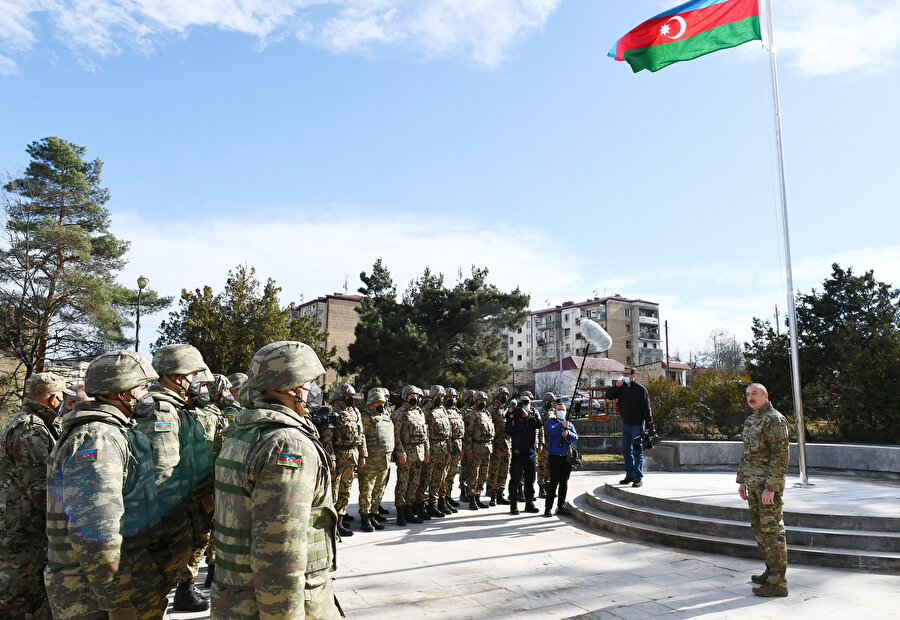Aliyev Şuşa'da askerlerle buluştu.