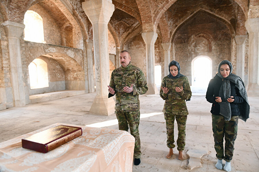 Aliyev, Ermenistan'ın işgal döneminde Azerbaycan'a ait 67 camiyi ya tamamen yıktığını ya da tahrip ettiğini belirtti.