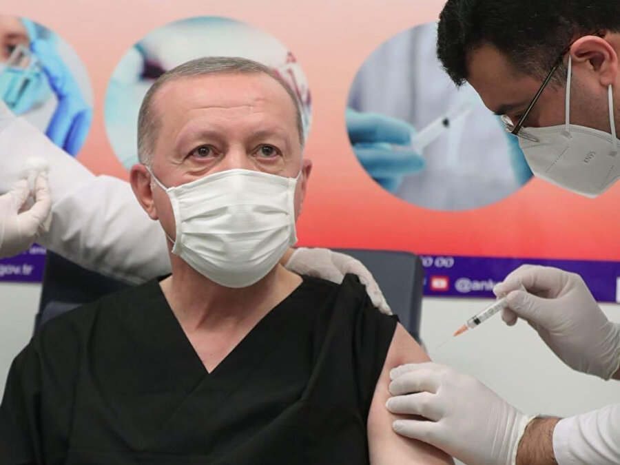 Doç. Dr. İhsan Ateş, Cumhurbaşkanı Erdoğa'a aşı yaparken