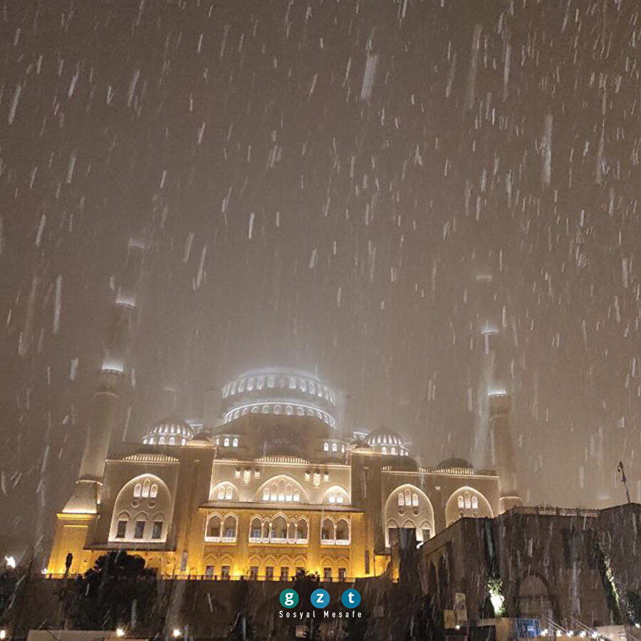 İstanbullular güne lapa lapa yağan karla uyandı