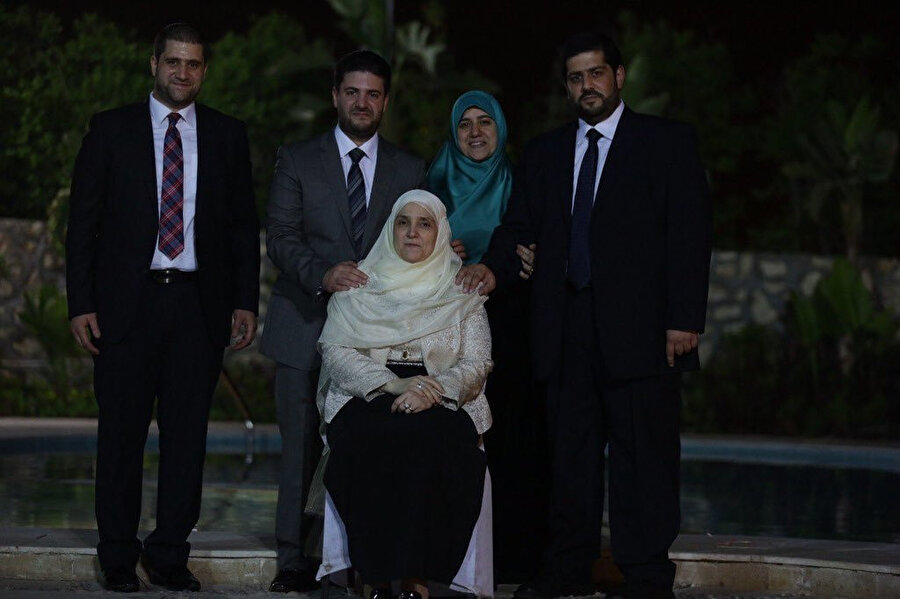 Muhammed Mursi'nin ailesi; eşi Neclâ Mahmûd ve çocukları Ömer, Usâme, Şeyma ve Ahmed.
