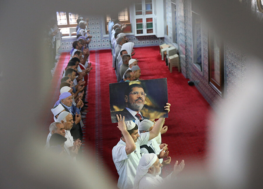 Muhammed Mursi'nin posteriyle cami cemaati.