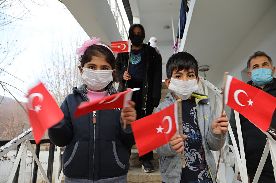 Ellerinde Türk bayrakları taşıyan öğrenciler böyle görüntülenmişti.