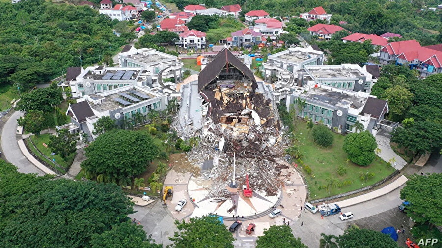 Depremde zarar gören bir kamu binası.
