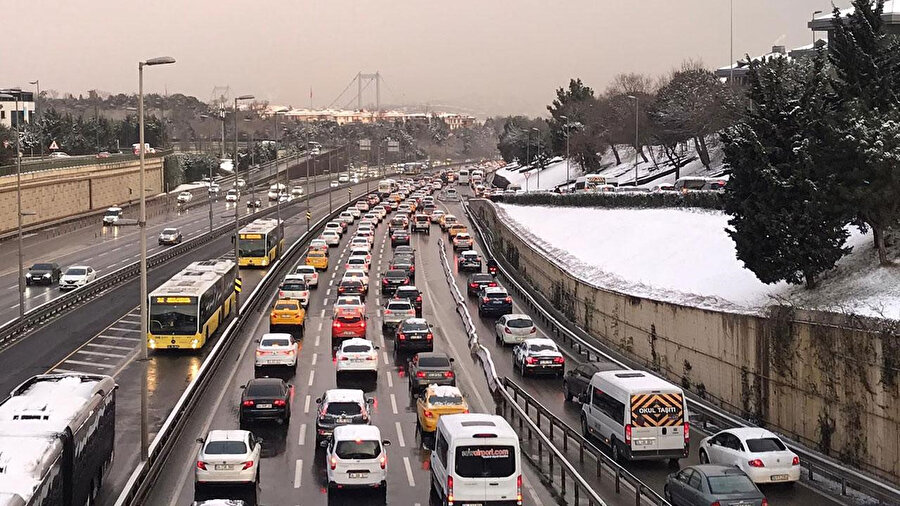 İstanbul'da kar ve gizli buzlanma nedeniyle birçok kaza yaşandı