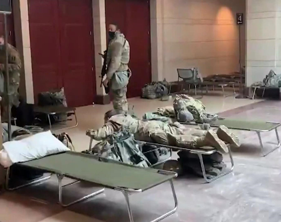 Görüntülerde, ABD askerlerinin sedye üzerinde dinlendiği görülüyor