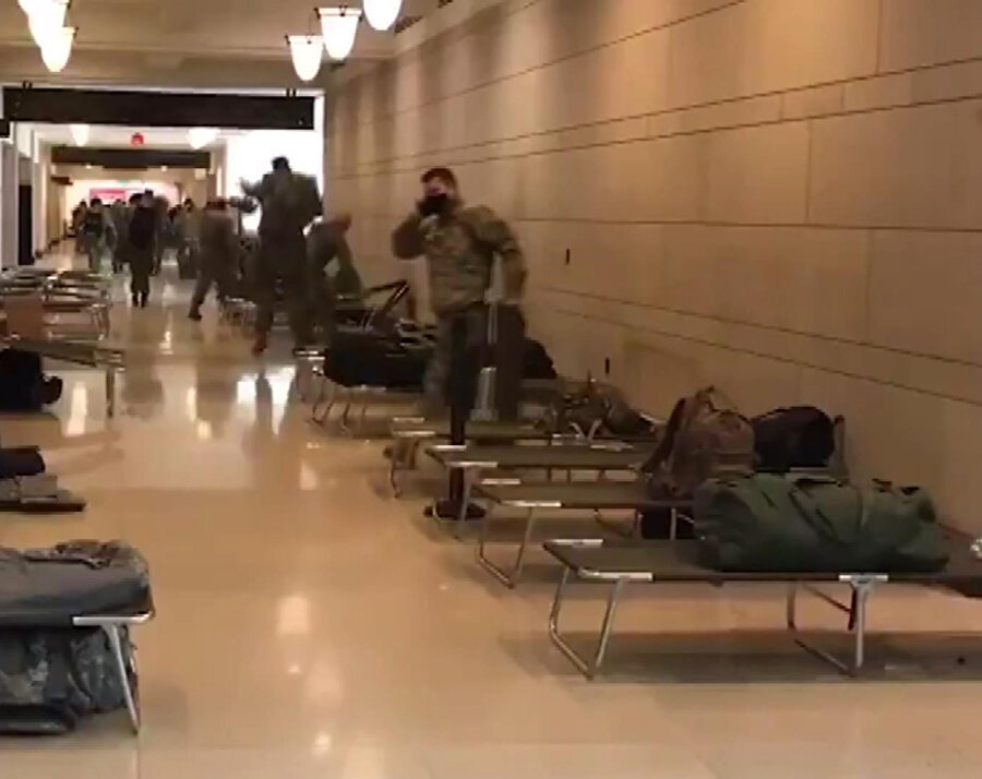 ABD ordusu, Kongre binasını korumakla görevli yerde yatan Ulusal Muhafızlara sedye tedarik etti