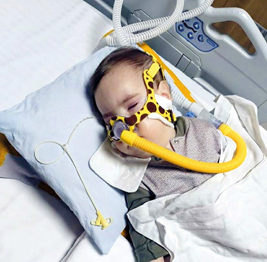 Tedavisiz kalırsa 2 yaşlarında vefat edeceği beklenen çocukları için elinden gelen her şeyi yapmaya hazır aileler adeta yarışarak "gönüllü" olmaya hak kazanıyor. Aileler sosyal medyada yardım kampanyası açıyor, 20 milyon TL'yi toplayan aile gönüllü olarak kabul ediliyor. Hem ilaç geliştirme aşamasına devam ediliyor hem de firma bir hastadan bir servet kazanıyor.