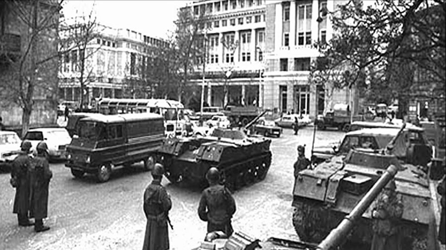 26 bin kişilik Sovyet ordusu zırhlı araçlarla 5 yönden Bakü'ye girdi.