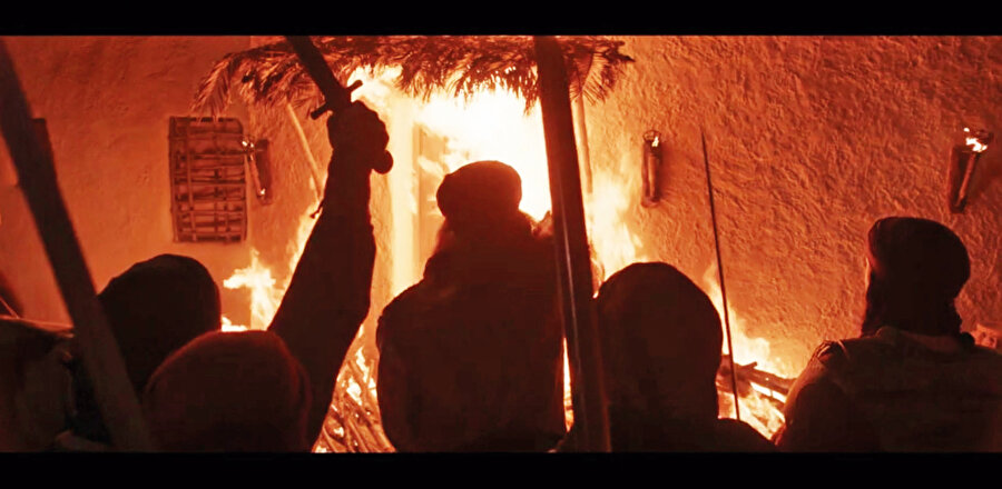 Rüyasında Hz. Ali’nin peşinden koşturuyor ama bir türlü ona ulaşamıyor. Derken Hz. Ali âniden ortadan kayboluyor ve Yâsir kendisini bir anda Kerbela’da bulunan altın kubbeli Abbas Mescidi’nin kıble kapısında buluyor.