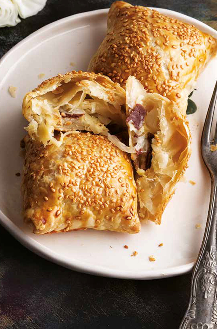 Beyaz Lahanalı Pastırmalı Talaş Böreği