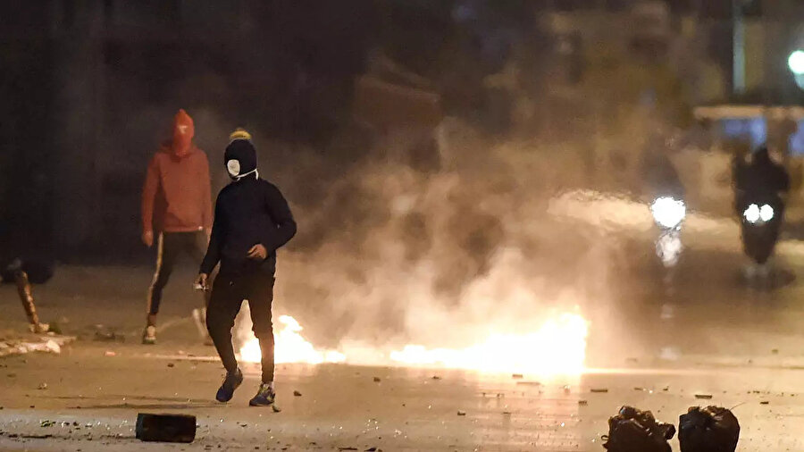 Güvenlik güçleri göstericileri rastgele gözaltına aldı.
