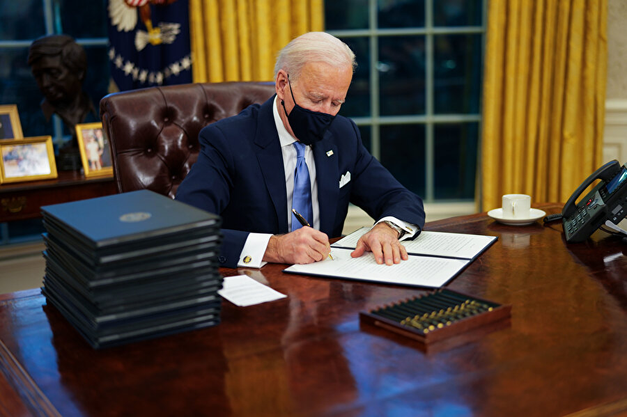 ABD Başkanı Biden'dan görevinin ilk gününde Trump yönetiminin kararlarını tersine çeviren 17 kararname
