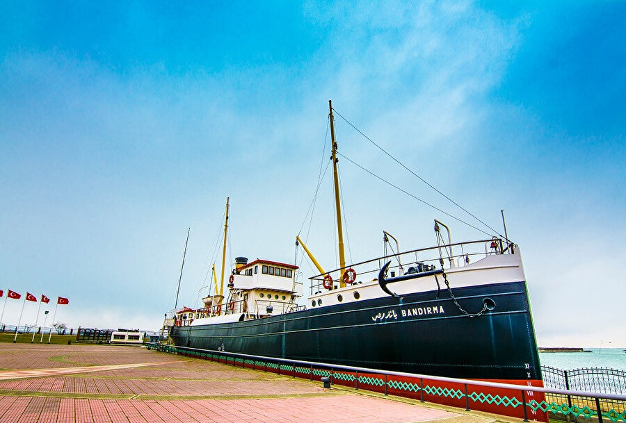 Bandırma Vapuru Mustafa Kemal Atatürk'ü 9. Ordu Müfettişi olarak kurmayları ile birlikte İstanbul'dan Samsun'a getiren gemidir.