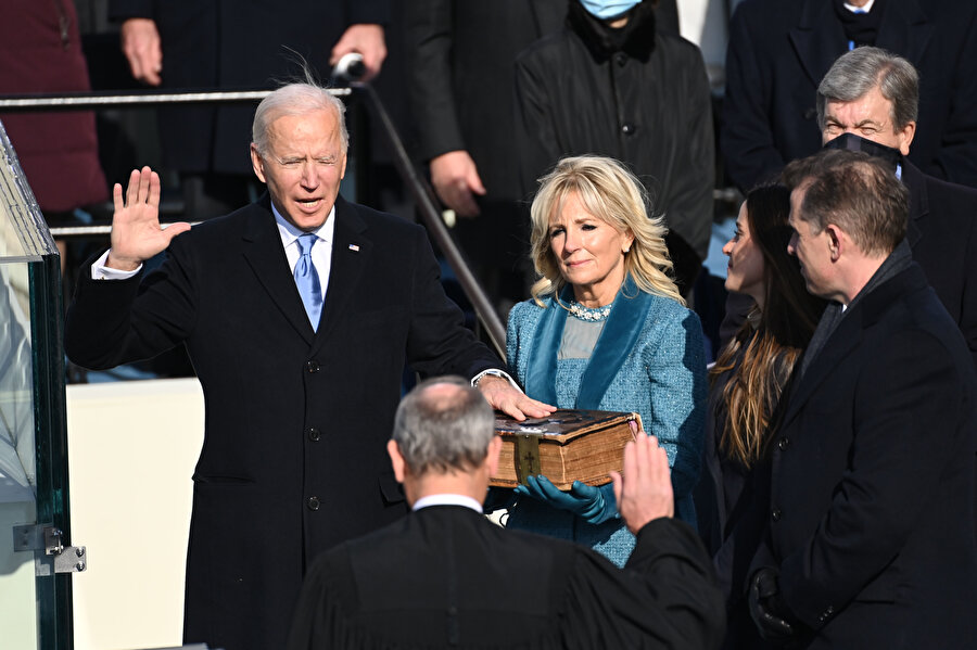 Baş yargıç John Roberts’in önünde yemin eden Biden’ın el bastığı İncil'i First Lady Jill Biden tuttu